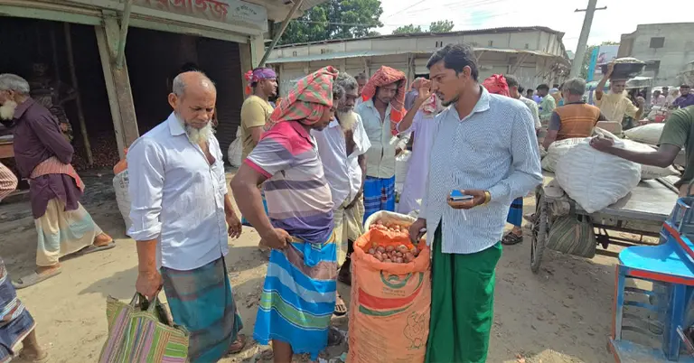 বাজারে পেঁয়াজ বিক্রি করছেন কৃষকরা